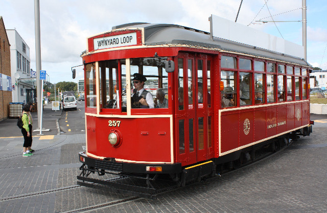 Tram im Viaduct Harbour