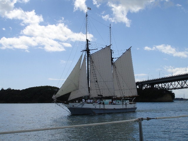 Unter der Harbour Bridge durch
