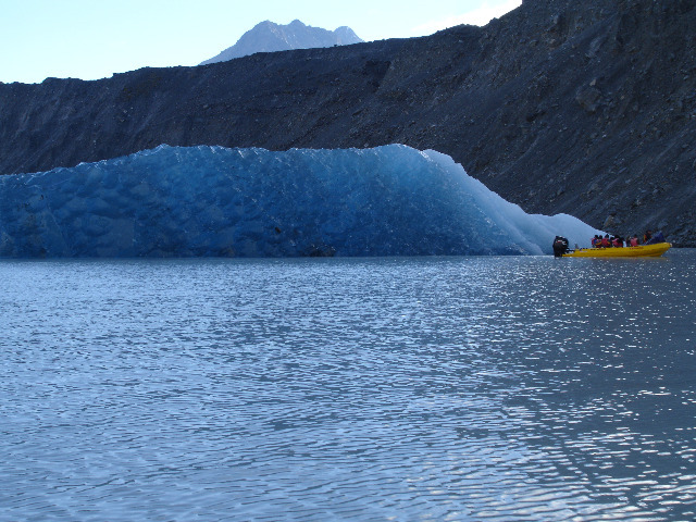 Blauer Eisberg im Tasman Gletscher Bergsee