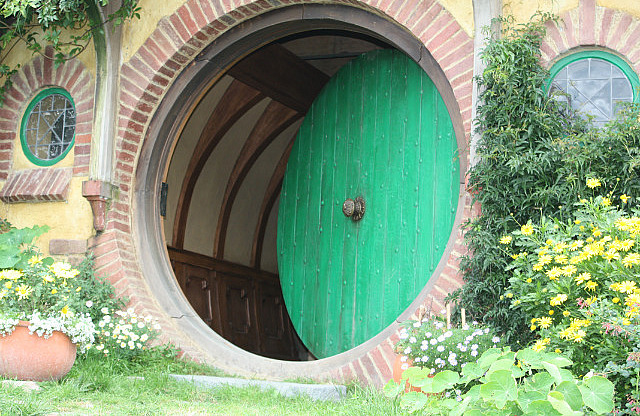 Die Türe von Bag End steht offen.