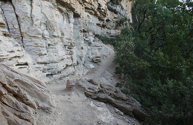 National Pass Route auf halber Höhe im Felsen