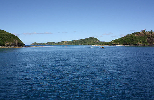 Boote der Resorts bringen und holen Gäste
