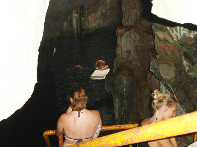 Erste der Sawa-i-Lau Caves