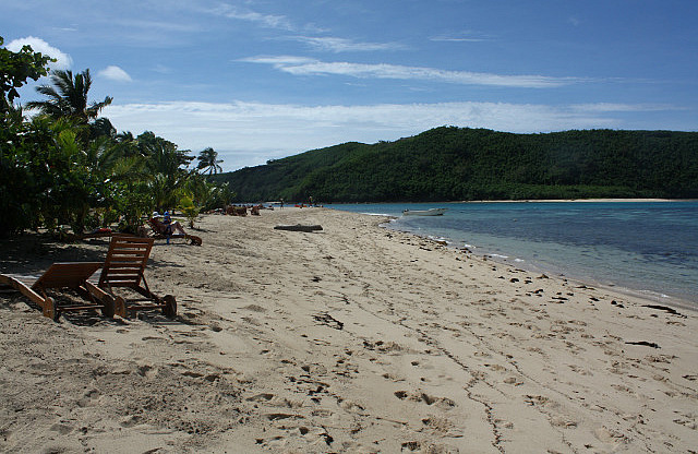 Strand von Mantary, hinten Drawaqa Island