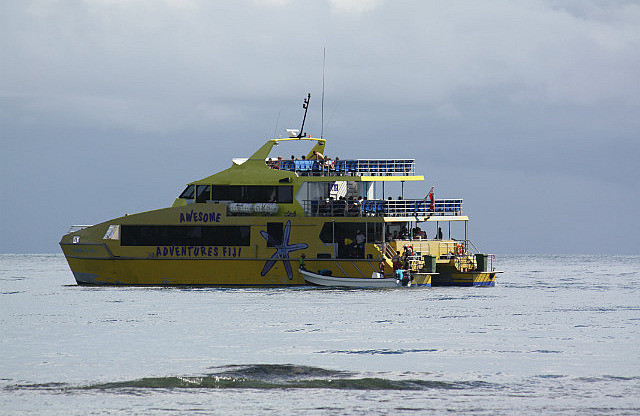 Umsteigen aufs Boot des Resorts