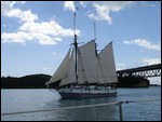Unter der Harbour Bridge durch