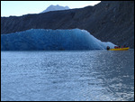 Blauer Eisberg im Tasman Gletscher Bergsee