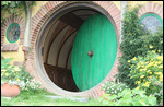 Die Türe von Bag End steht offen.